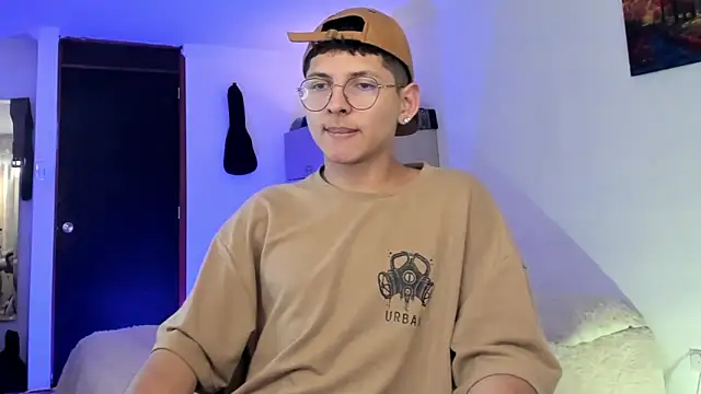 Snapshot of a_lejandro_0_8 chatting on 02.04.25 a lejandro 0 8 online show from 02.04.25