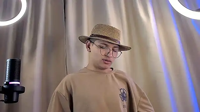 Snapshot of a_lejandro_0_8 chatting on 02.04.25 a lejandro 0 8 online show from 02.04.25