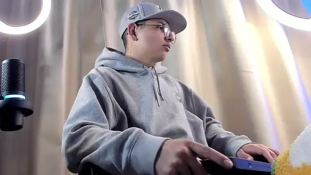 Snapshot of a_lejandro_0_8 chatting on 02.05.25 a lejandro 0 8 online show from 02.05.25