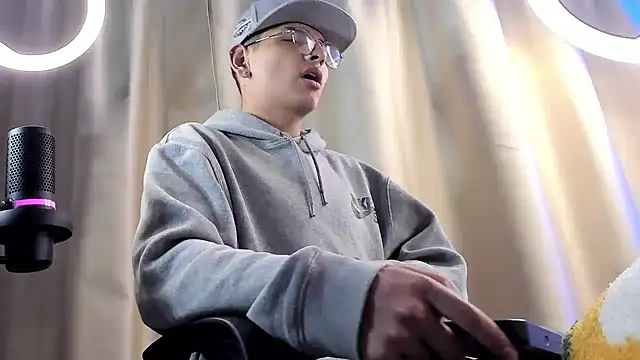 Snapshot of a_lejandro_0_8 chatting on 02.05.25 a lejandro 0 8 online show from 02.05.25