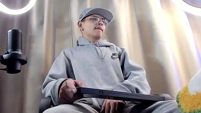 Snapshot of a_lejandro_0_8 chatting on 02.05.25 a lejandro 0 8 online show from 02.05.25