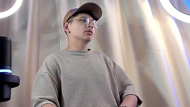 Snapshot of a_lejandro_0_8 chatting on 02.05.25 a lejandro 0 8 online show from 02.05.25