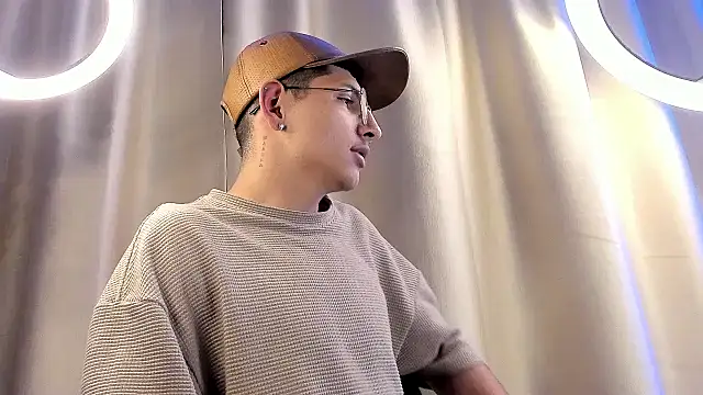 Snapshot of a_lejandro_0_8 chatting on 02.06.25 a lejandro 0 8 online show from 02.06.25