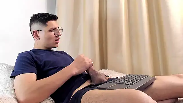 Snapshot of a_lejandro_0_8 chatting on 02.07.25 a lejandro 0 8 online show from 02.07.25