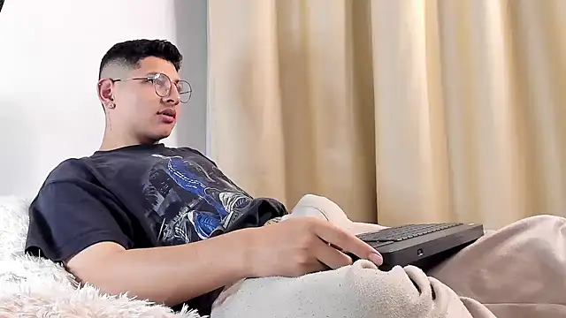 Snapshot of a_lejandro_0_8 chatting on 02.08.25 a lejandro 0 8 online show from 02.08.25