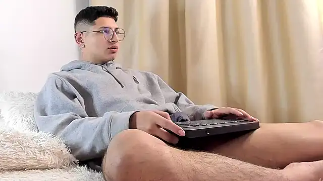 Snapshot of a_lejandro_0_8 chatting on 02.09.25 a lejandro 0 8 online show from 02.09.25