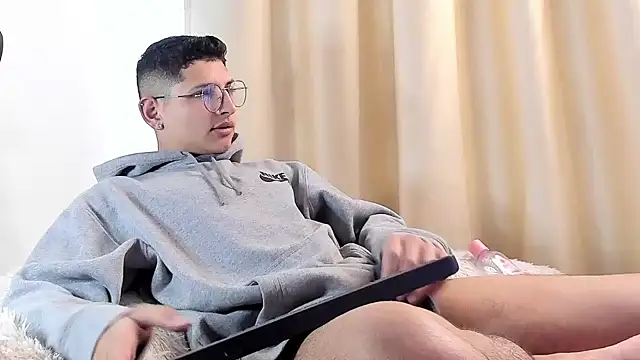 Snapshot of a_lejandro_0_8 chatting on 02.09.25 a lejandro 0 8 online show from 02.09.25