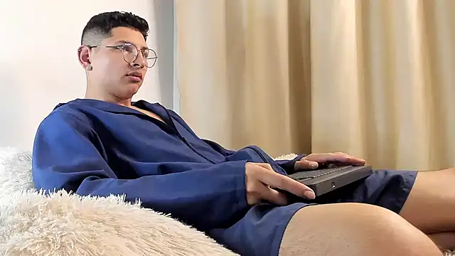 Snapshot of a_lejandro_0_8 chatting on 02.10.25 a lejandro 0 8 online show from 02.10.25