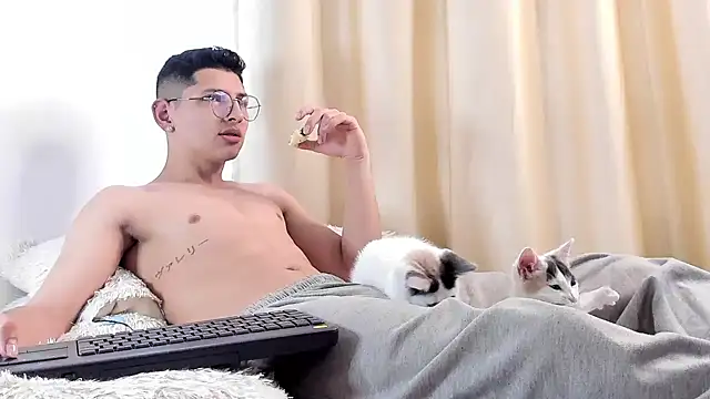 Snapshot of a_lejandro_0_8 chatting on 02.10.25 a lejandro 0 8 online show from 02.10.25