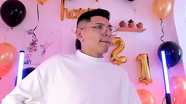 Snapshot of a_lejandro_0_8 chatting on 02.18.25 a lejandro 0 8 online show from 02.18.25