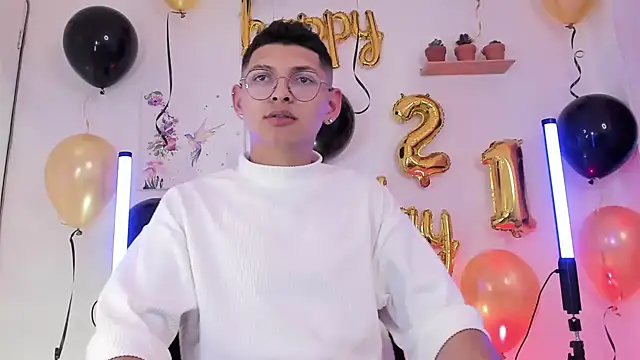 Snapshot of a_lejandro_0_8 chatting on 02.18.25 a lejandro 0 8 online show from 02.18.25