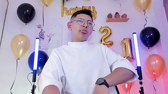 Snapshot of a_lejandro_0_8 chatting on 02.19.25 a lejandro 0 8 online show from 02.19.25