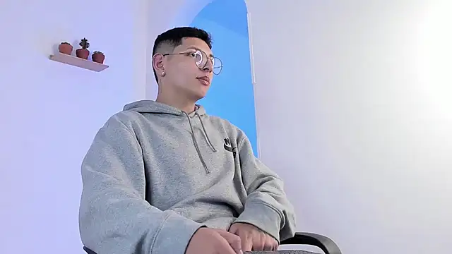 Snapshot of a_lejandro_0_8 chatting on 02.26.25 a lejandro 0 8 online show from 02.26.25