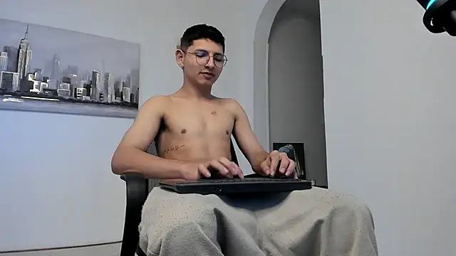 Snapshot of a_lejandro_0_8 chatting on 03.08.25 a lejandro 0 8 online show from 03.08.25