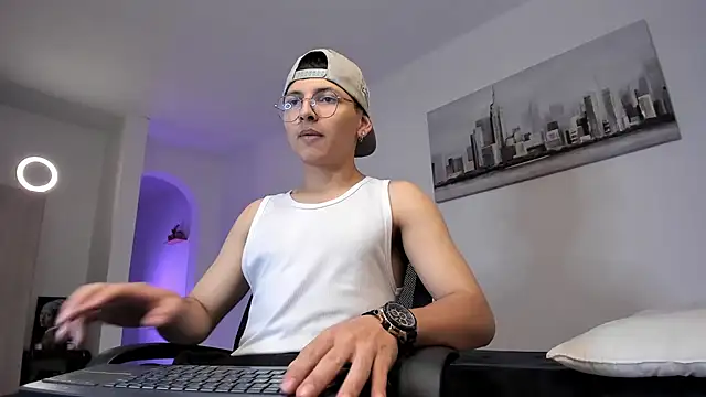 Snapshot of a_lejandro_0_8 chatting on 03.10.25 a lejandro 0 8 online show from 03.10.25