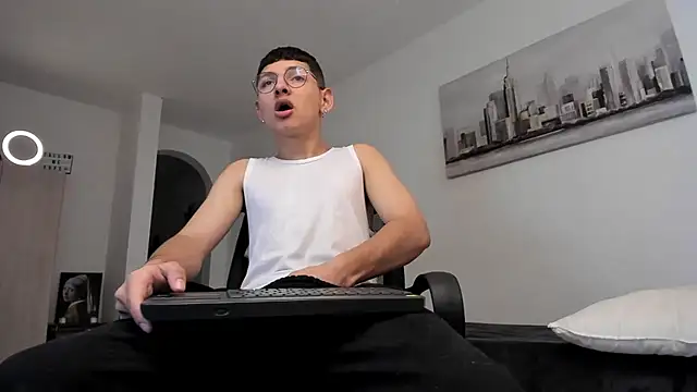 Snapshot of a_lejandro_0_8 chatting on 03.10.25 a lejandro 0 8 online show from 03.10.25