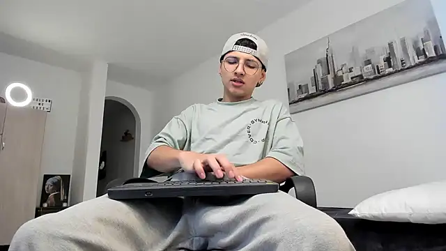 Snapshot of a_lejandro_0_8 chatting on 03.10.25 a lejandro 0 8 online show from 03.10.25