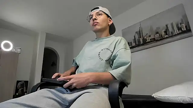 Snapshot of a_lejandro_0_8 chatting on 03.11.25 a lejandro 0 8 online show from 03.11.25