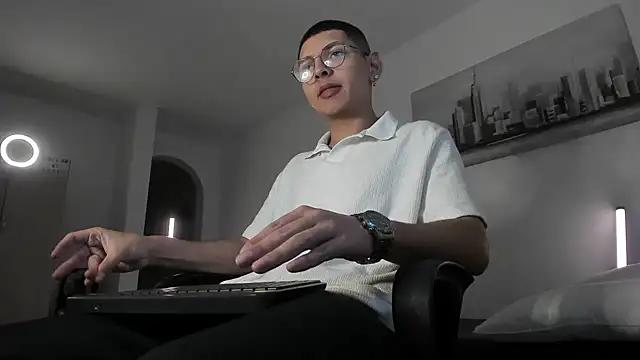 Snapshot of a_lejandro_0_8 chatting on 03.16.25 a lejandro 0 8 online show from 03.16.25