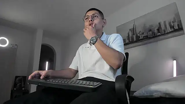 Snapshot of a_lejandro_0_8 chatting on 03.16.25 a lejandro 0 8 online show from 03.16.25