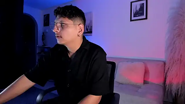 Snapshot of a_lejandro_0_8 chatting on 11.19.25 a lejandro 0 8 online show from 11.19.25