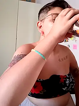 Snapshot of ConeNella chatting on 01.04.25 ConeNella online show from 01.04.25