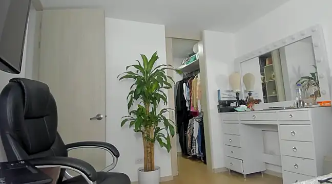 Snapshot of charlotte_tiller chatting on 12.24.24 charlotte tiller online show from 12.24.24