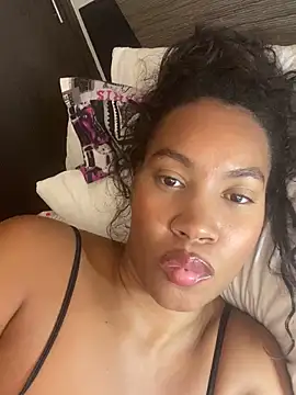 Snapshot of Carolinarossees chatting on 09.30.25 Carolinarossees online show from 09.30.25