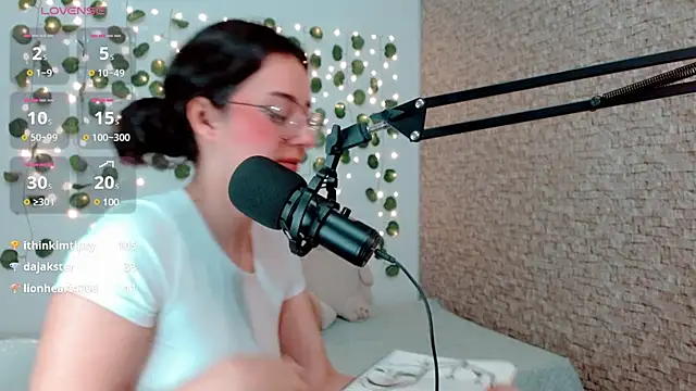 Snapshot of emma_unu chatting on 01.06.25 emma unu online show from 01.06.25