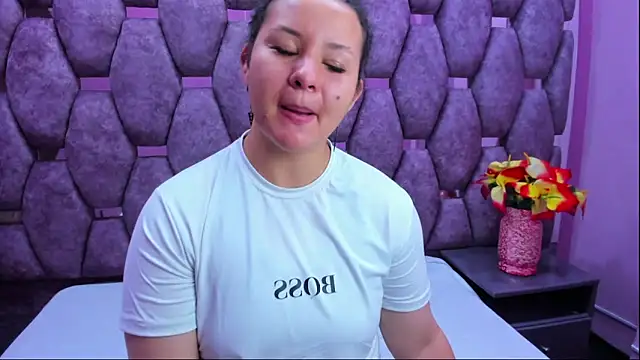 Snapshot of AlaSmith chatting on 09.20.25 AlaSmith online show from 09.20.25