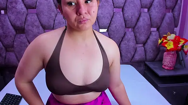 Snapshot of AlaSmith chatting on 09.30.25 AlaSmith online show from 09.30.25