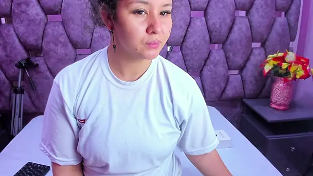 Snapshot of AlaSmith chatting on 10.01.25 AlaSmith online show from 10.01.25