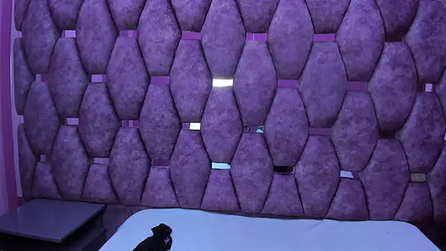 Snapshot of AlaSmith chatting on 10.12.25 AlaSmith online show from 10.12.25