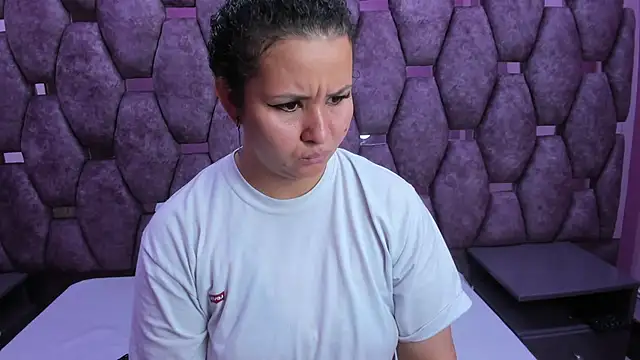 Snapshot of AlaSmith chatting on 10.31.25 AlaSmith online show from 10.31.25