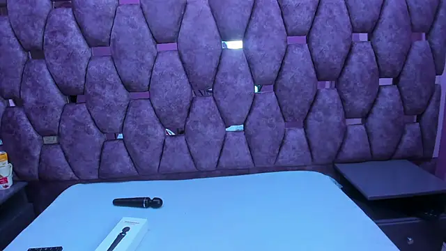 Snapshot of AlaSmith chatting on 11.02.25 AlaSmith online show from 11.02.25