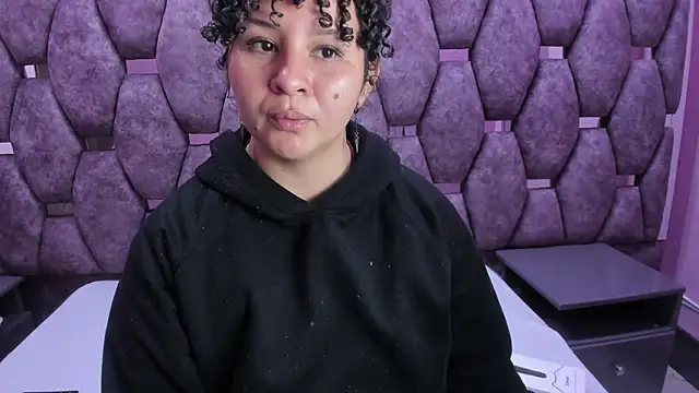 Snapshot of AlaSmith chatting on 11.05.25 AlaSmith online show from 11.05.25