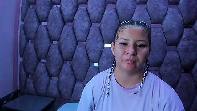 Snapshot of AlaSmith chatting on 11.18.25 AlaSmith online show from 11.18.25