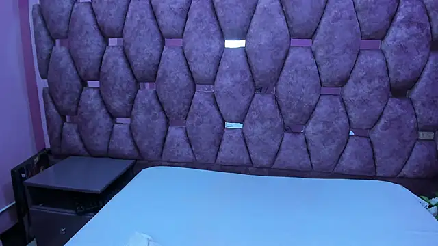 Snapshot of AlaSmith chatting on 11.28.25 AlaSmith online show from 11.28.25