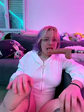 Snapshot of LaskaLeRoomba chatting on 12.02.25 LaskaLeRoomba online show from 12.02.25