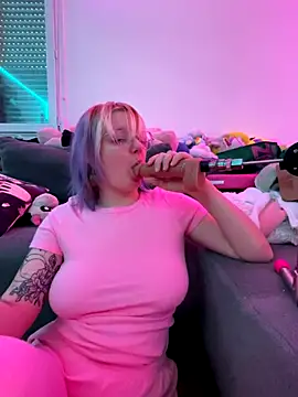 Snapshot of LaskaLeRoomba chatting on 12.03.25 LaskaLeRoomba online show from 12.03.25