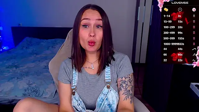 Snapshot of Cutie-Melanie chatting on 10.19.25 Cutie-Melanie online show from 10.19.25
