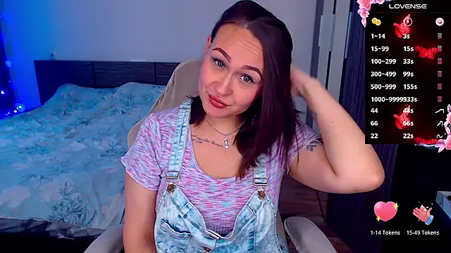 Snapshot of Cutie-Melanie chatting on 10.20.25 Cutie-Melanie online show from 10.20.25