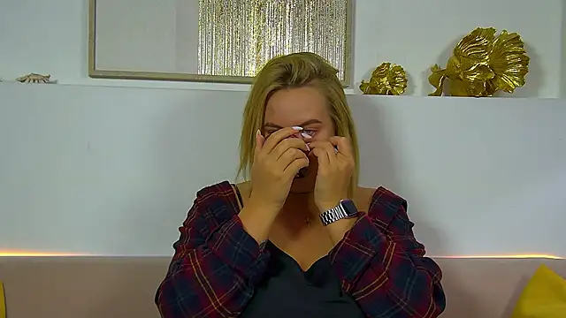 Snapshot of MariaNeumann chatting on 11.21.25 MariaNeumann online show from 11.21.25