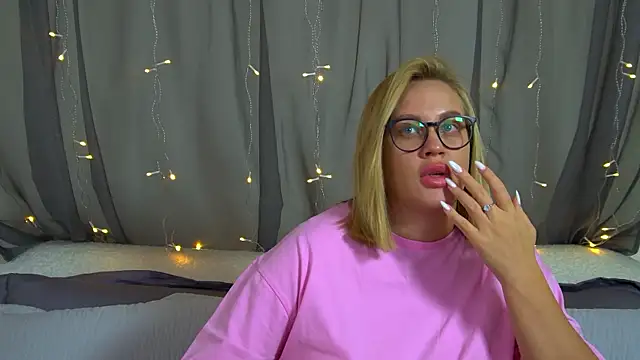 Snapshot of MariaNeumann chatting on 11.22.25 MariaNeumann online show from 11.22.25