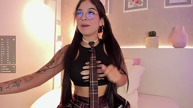 Snapshot of roxannegomez chatting on 09.22.25 roxannegomez online show from 09.22.25