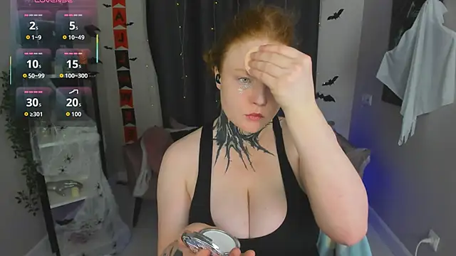 Snapshot of Cassie_xKiss chatting on 10.31.25 Cassie xKiss online show from 10.31.25