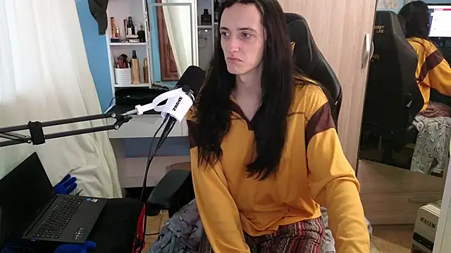 Snapshot of MemiKouki chatting on 03.19.25 MemiKouki online show from 03.19.25