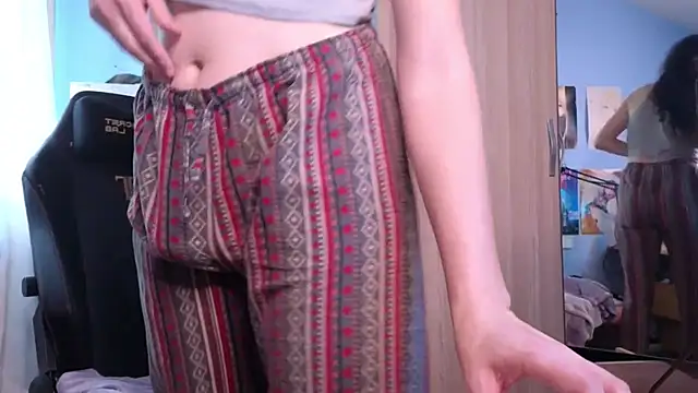 Snapshot of MemiKouki chatting on 09.14.25 MemiKouki online show from 09.14.25