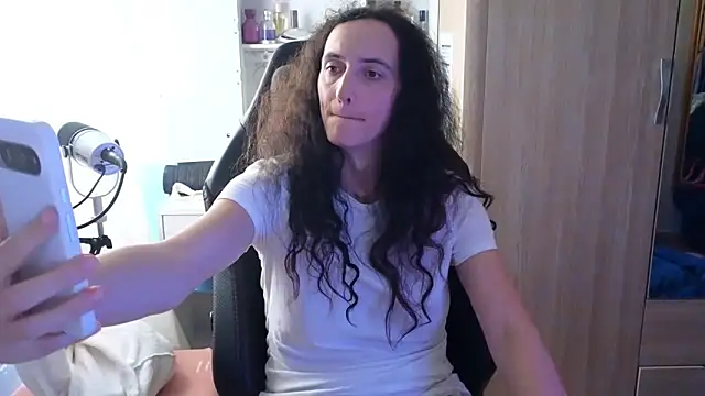 Snapshot of MemiKouki chatting on 09.28.25 MemiKouki online show from 09.28.25