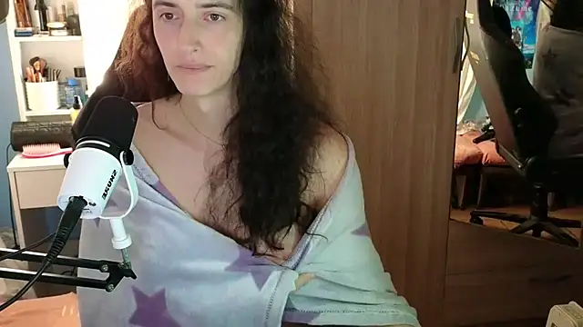 Snapshot of MemiKouki chatting on 11.21.25 MemiKouki online show from 11.21.25